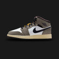 Air Jordan 1 Mid SE older kids' (GS) shoes in White, Cave Stone gray, and Dark Sulphur yellow (Design Code: HQ2014-100). Featuring premium leather and textile construction, an encapsulated Air-Sole unit for lightweight comfort, and a special edition colorway with contrast stitching. Luxuntique offers 100% authentic Jordan sneakers for kids at the lowest price in Sri Lanka.