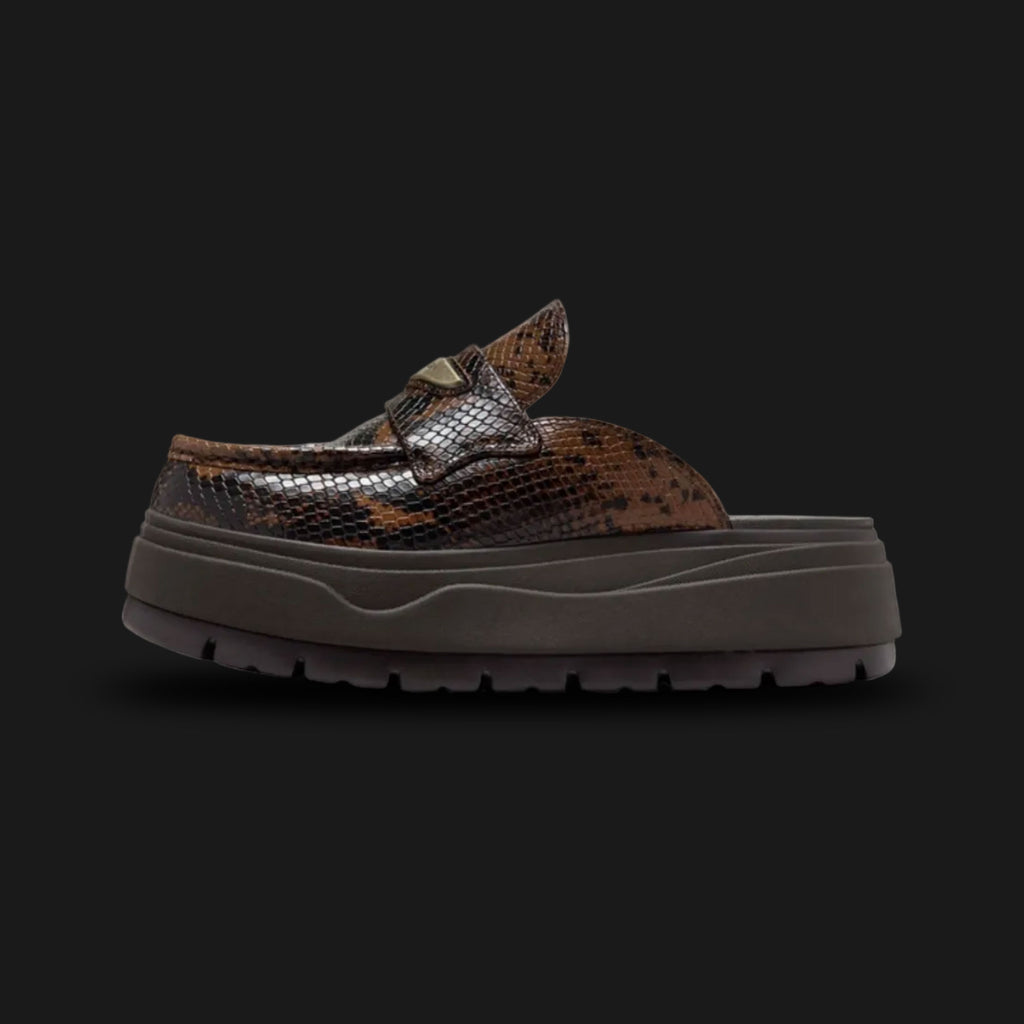 Air Jordan Mule SE in Velvet Brown (IB1497-200). Features a premium monochromatic Velvet Brown leather upper with an iconic perforated toe box and effortless slip-on design. Built on a matching tonal midsole for a sleek, elevated look. Luxuntique offers 100% authentic Jordan footwear in Sri Lanka.
