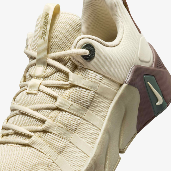 Nike Free Metcon 7 II7405-200 - Heel & Outsole Close-up showing Light Chocolate Heel Counter, Neutral Olive Swoosh Pod, Light Chocolate Rubber Outsole with Radial Flex Grooves & Metcon Text Embossed on Outsole
