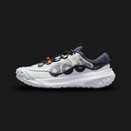 Nike ACG Mountain Fly 2 Low in Gridiron, Summit White, and Black (Design Code: DV7903-001). Featuring an oversized lugged rubber outsole for trail traction, a semi-gusseted tongue for debris protection, and durable ACG branding. Luxuntique offers 100% authentic Nike outdoor performance footwear at the lowest price in Sri Lanka.