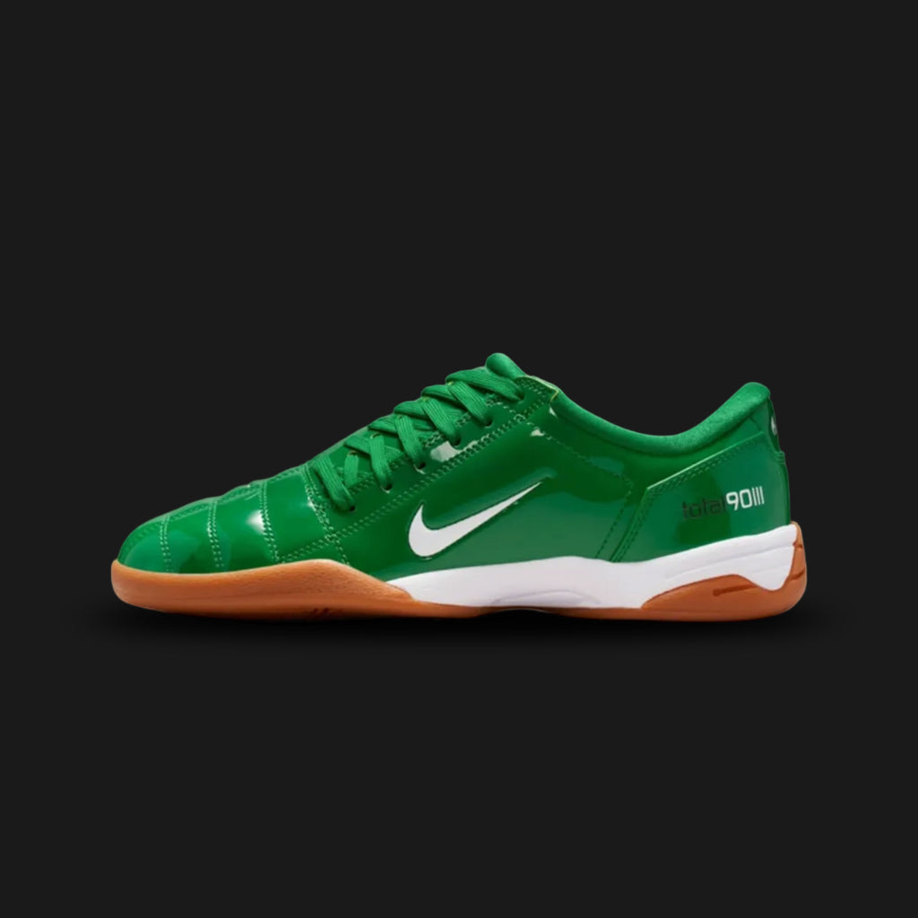 Nike Total 90 III in Pine Green, White, and Gum Medium Brown (IB5666-300). Iconic football-inspired lifestyle shoe featuring off-center lacing, a bold white 90 logo on the side, and a classic gum rubber outsole. Luxuntique offers 100% authentic Nike retro footwear in Sri Lanka.